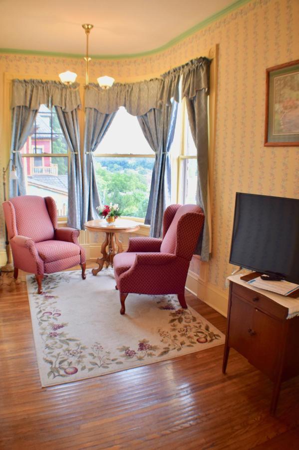 The Hancock House Bed & Breakfast Inn 더뷰크 외부 사진