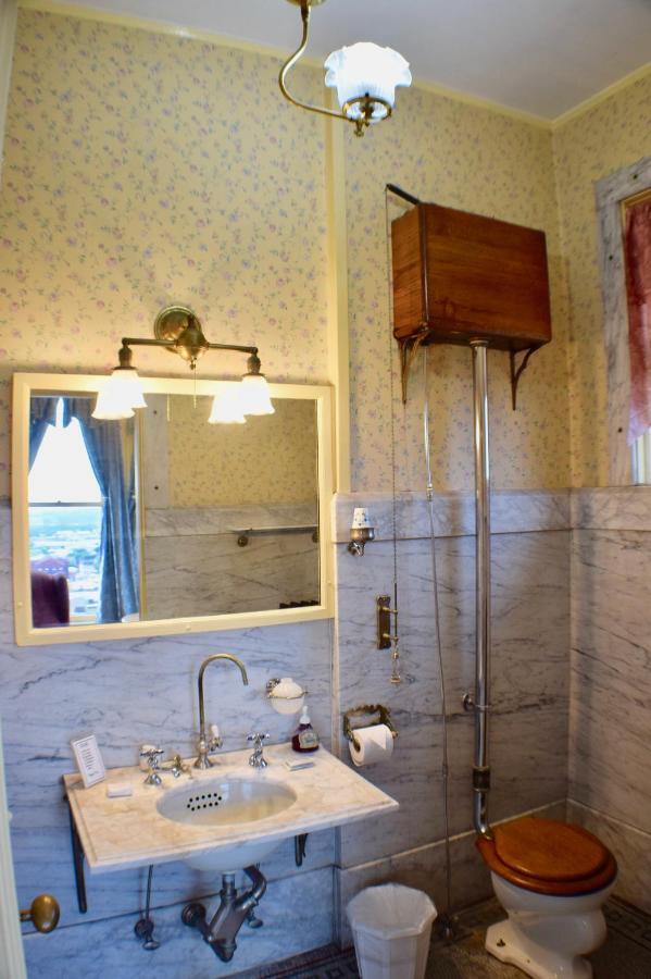The Hancock House Bed & Breakfast Inn 더뷰크 외부 사진