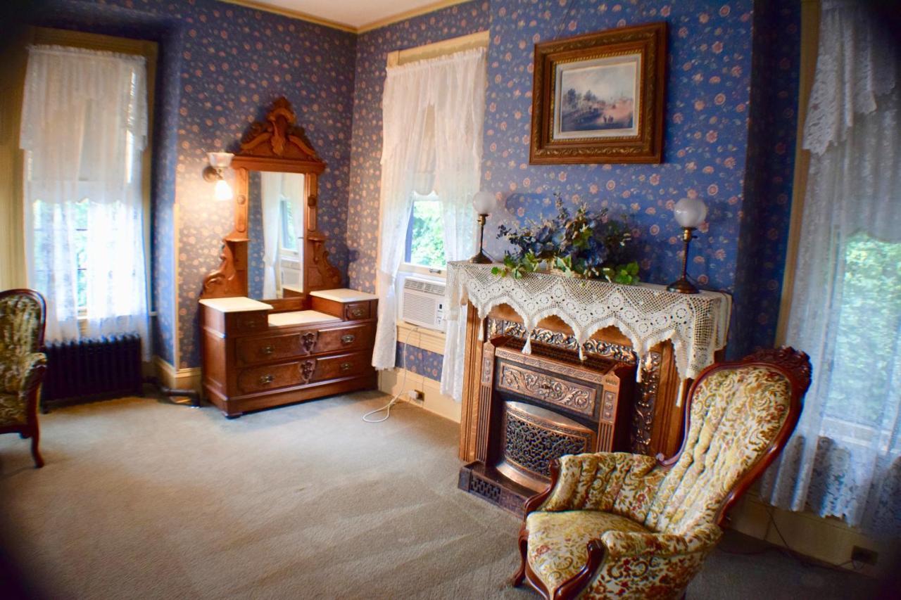 The Hancock House Bed & Breakfast Inn 더뷰크 외부 사진