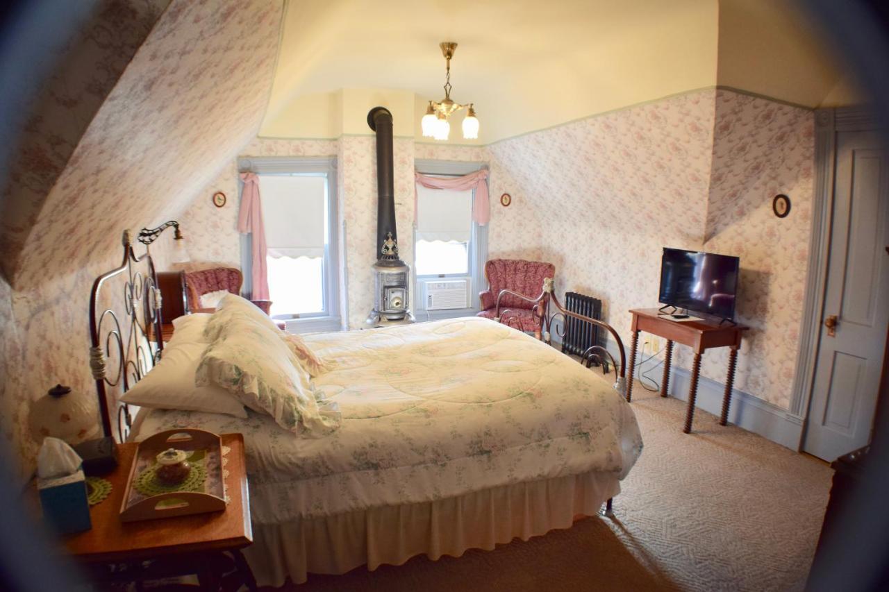 The Hancock House Bed & Breakfast Inn 더뷰크 외부 사진