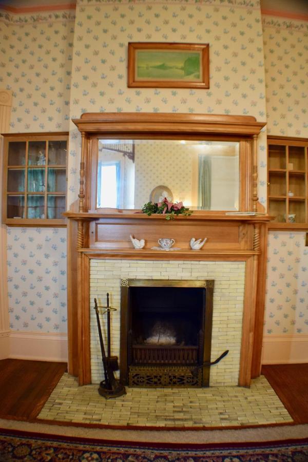 The Hancock House Bed & Breakfast Inn 더뷰크 외부 사진