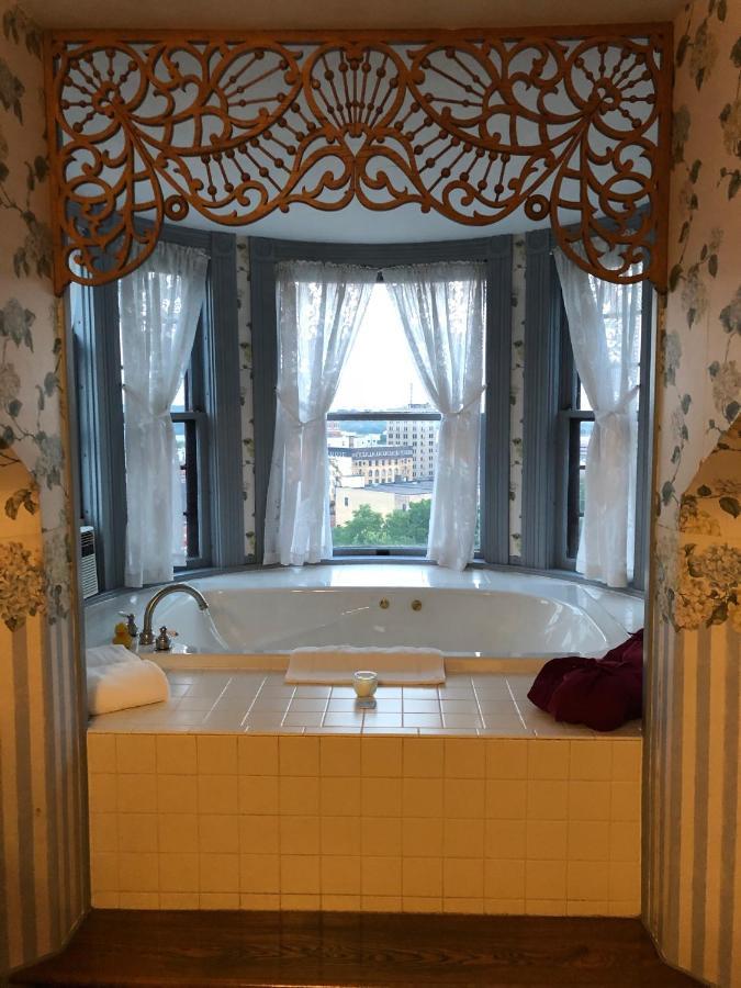 The Hancock House Bed & Breakfast Inn 더뷰크 외부 사진