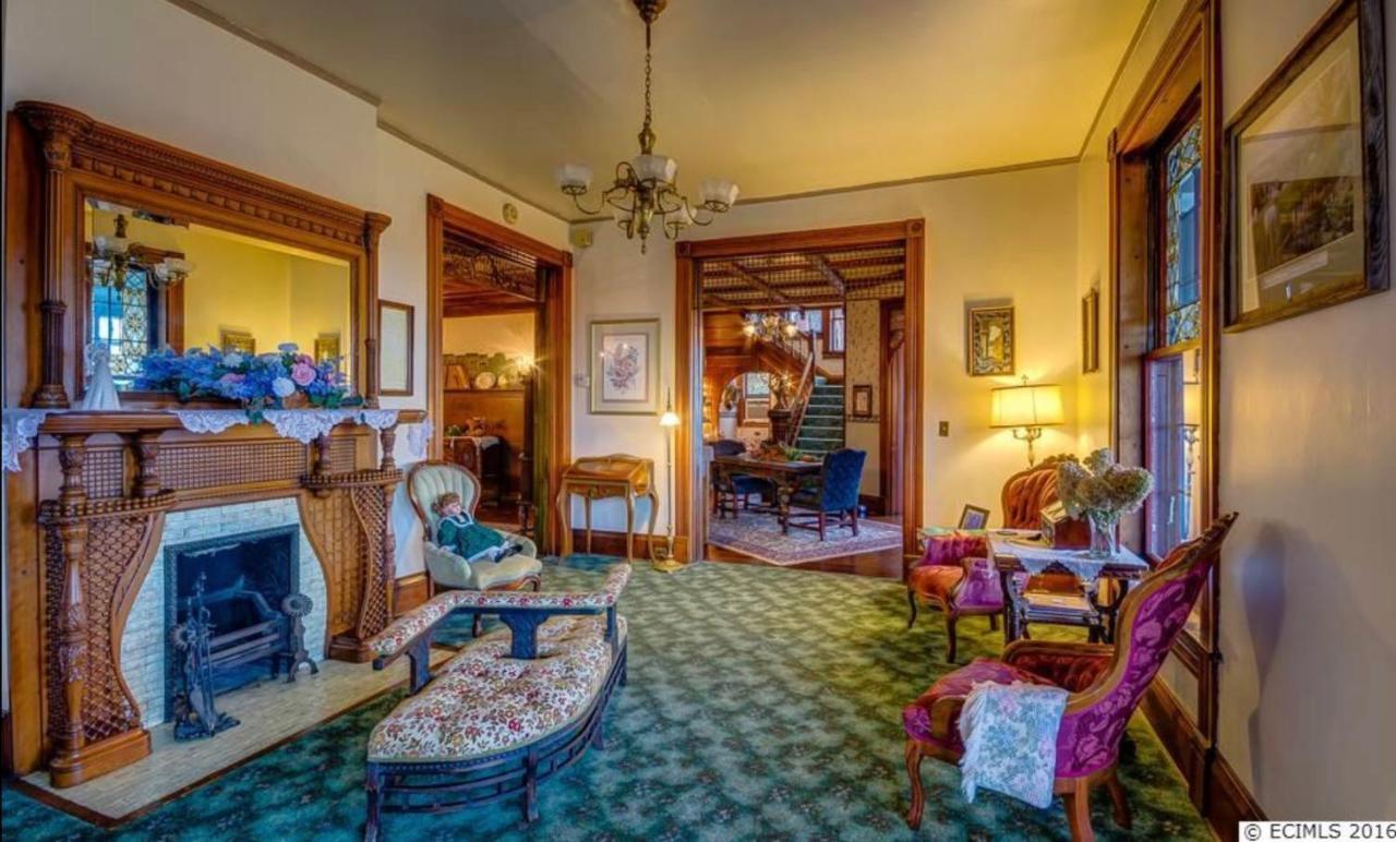 The Hancock House Bed & Breakfast Inn 더뷰크 외부 사진