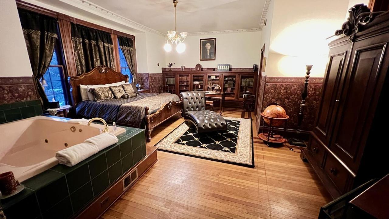 The Hancock House Bed & Breakfast Inn 더뷰크 외부 사진