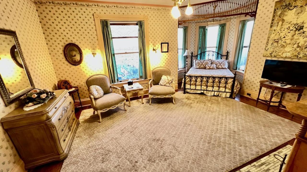 The Hancock House Bed & Breakfast Inn 더뷰크 외부 사진