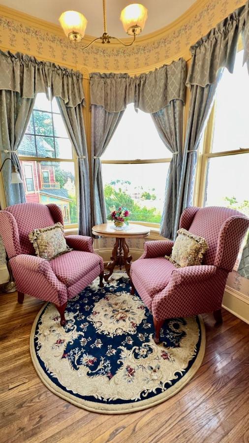 The Hancock House Bed & Breakfast Inn 더뷰크 외부 사진