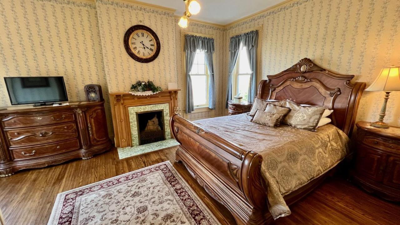 The Hancock House Bed & Breakfast Inn 더뷰크 외부 사진
