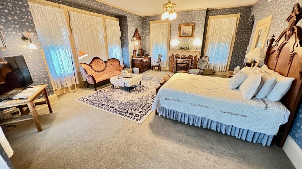 The Hancock House Bed & Breakfast Inn 더뷰크 외부 사진