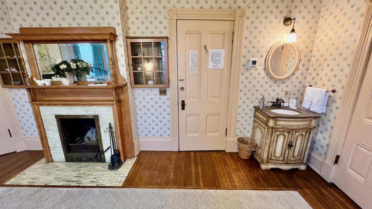The Hancock House Bed & Breakfast Inn 더뷰크 외부 사진