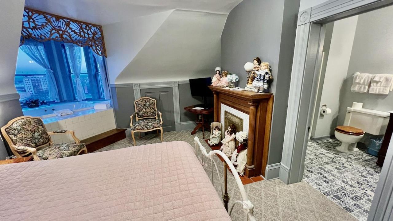 The Hancock House Bed & Breakfast Inn 더뷰크 외부 사진