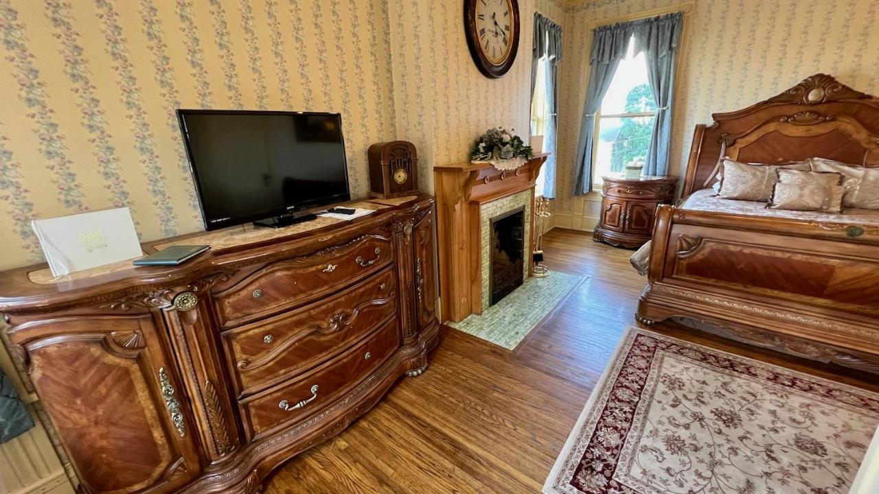 The Hancock House Bed & Breakfast Inn 더뷰크 외부 사진