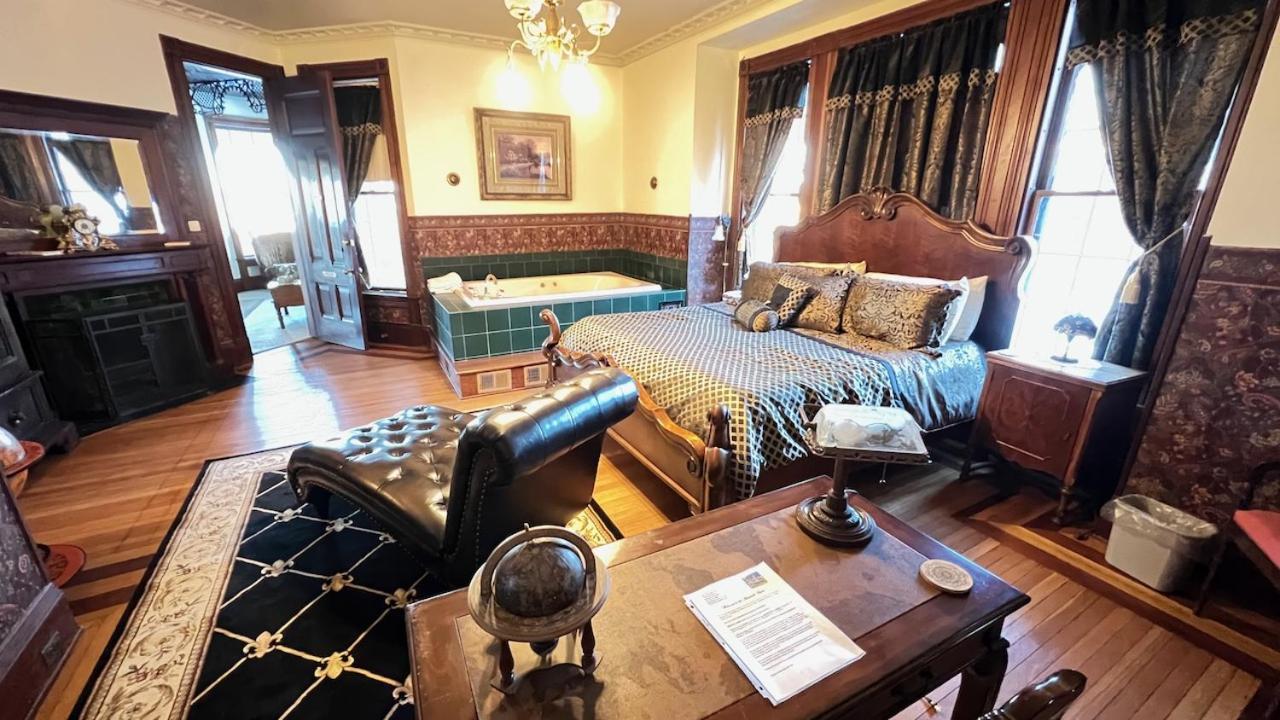 The Hancock House Bed & Breakfast Inn 더뷰크 외부 사진