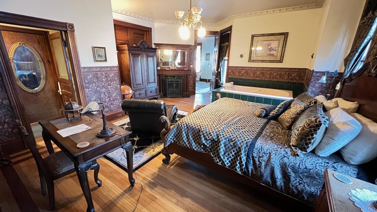 The Hancock House Bed & Breakfast Inn 더뷰크 외부 사진