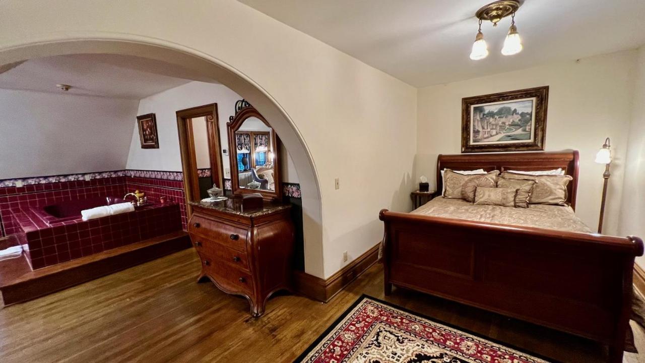 The Hancock House Bed & Breakfast Inn 더뷰크 외부 사진