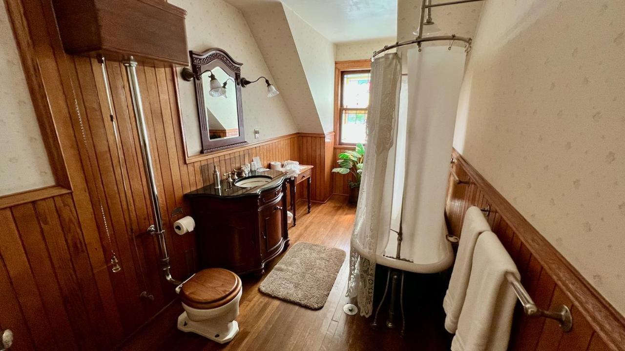 The Hancock House Bed & Breakfast Inn 더뷰크 외부 사진