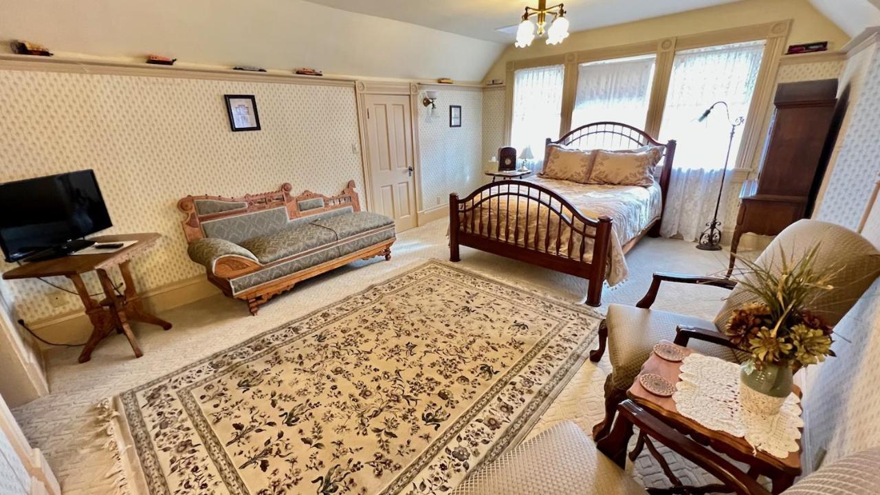 The Hancock House Bed & Breakfast Inn 더뷰크 외부 사진