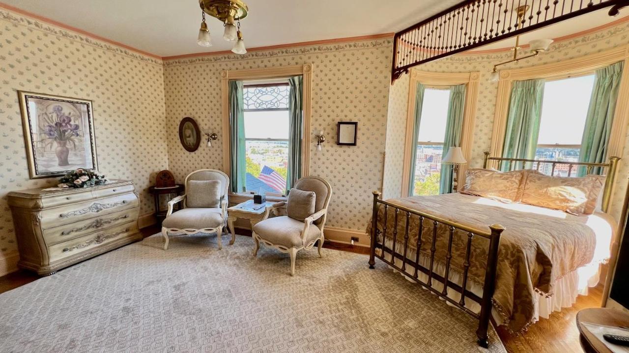 The Hancock House Bed & Breakfast Inn 더뷰크 외부 사진